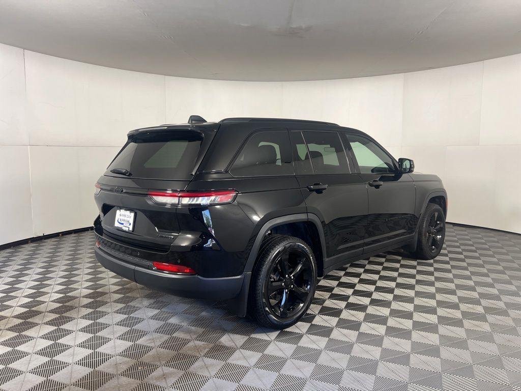 Used 2025 Diamond Black Crystal Pearlcoa Jeep Limited image 9