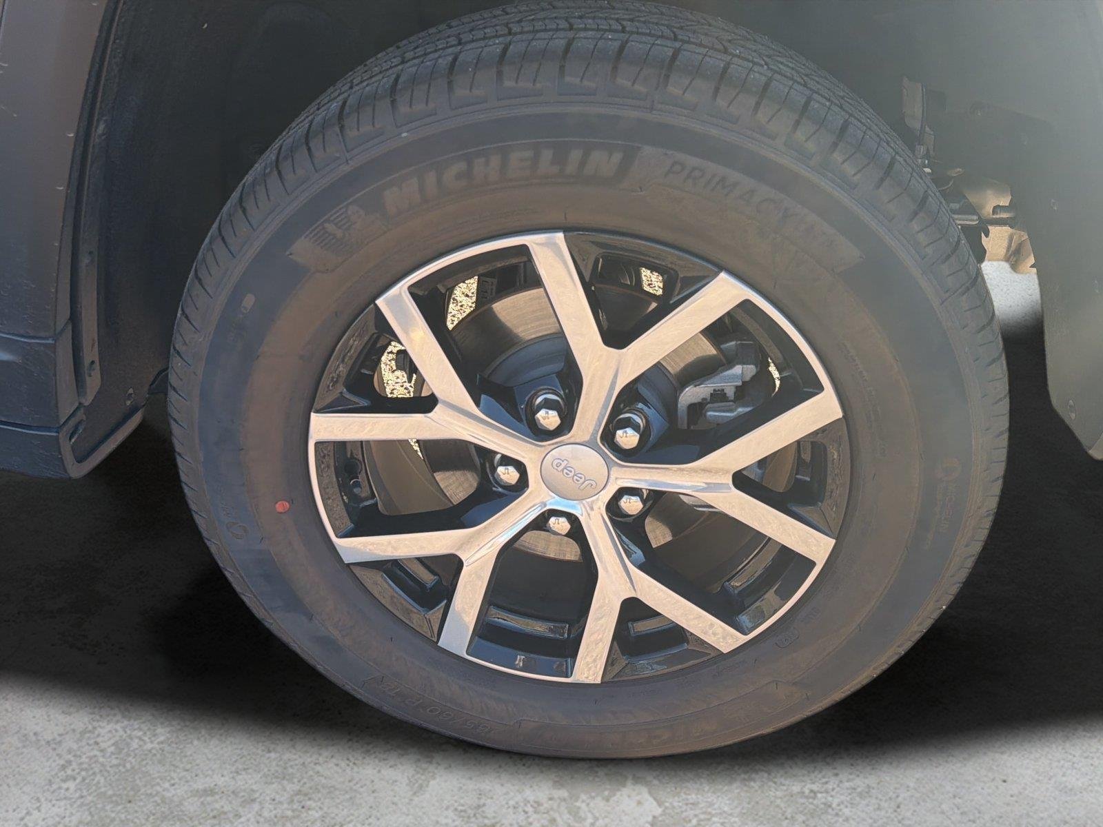 Used 2025  Jeep Limited image 15