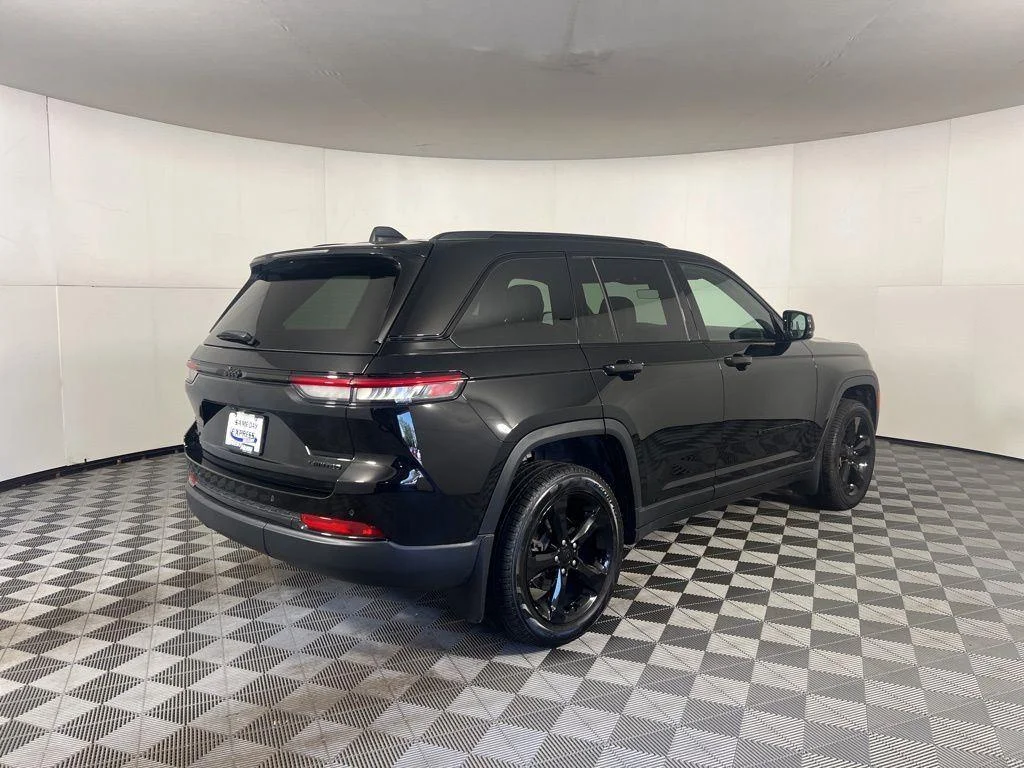 Used 2025 Diamond Black Crystal Pearlcoa Jeep Limited image 9