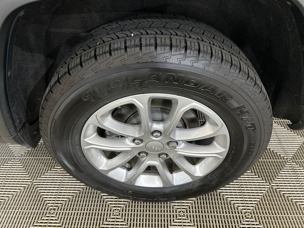 Used 2021 Silver Jeep Laredo X image 10