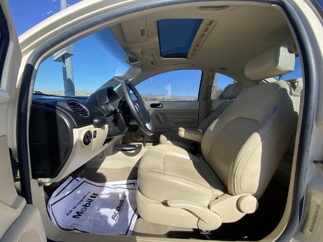 Used 2008 Yellow Volkswagen S image 11