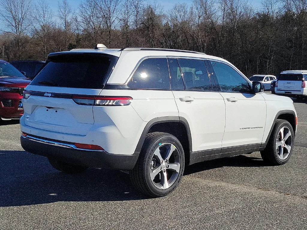 New 2024 Bright White Clear-Coat Exterior Paint Jeep  image 8