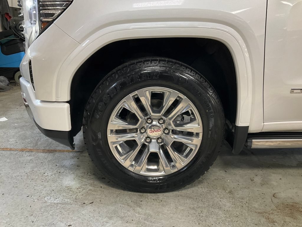 Used 2022 White Frost Tricoat GMC Denali image 11