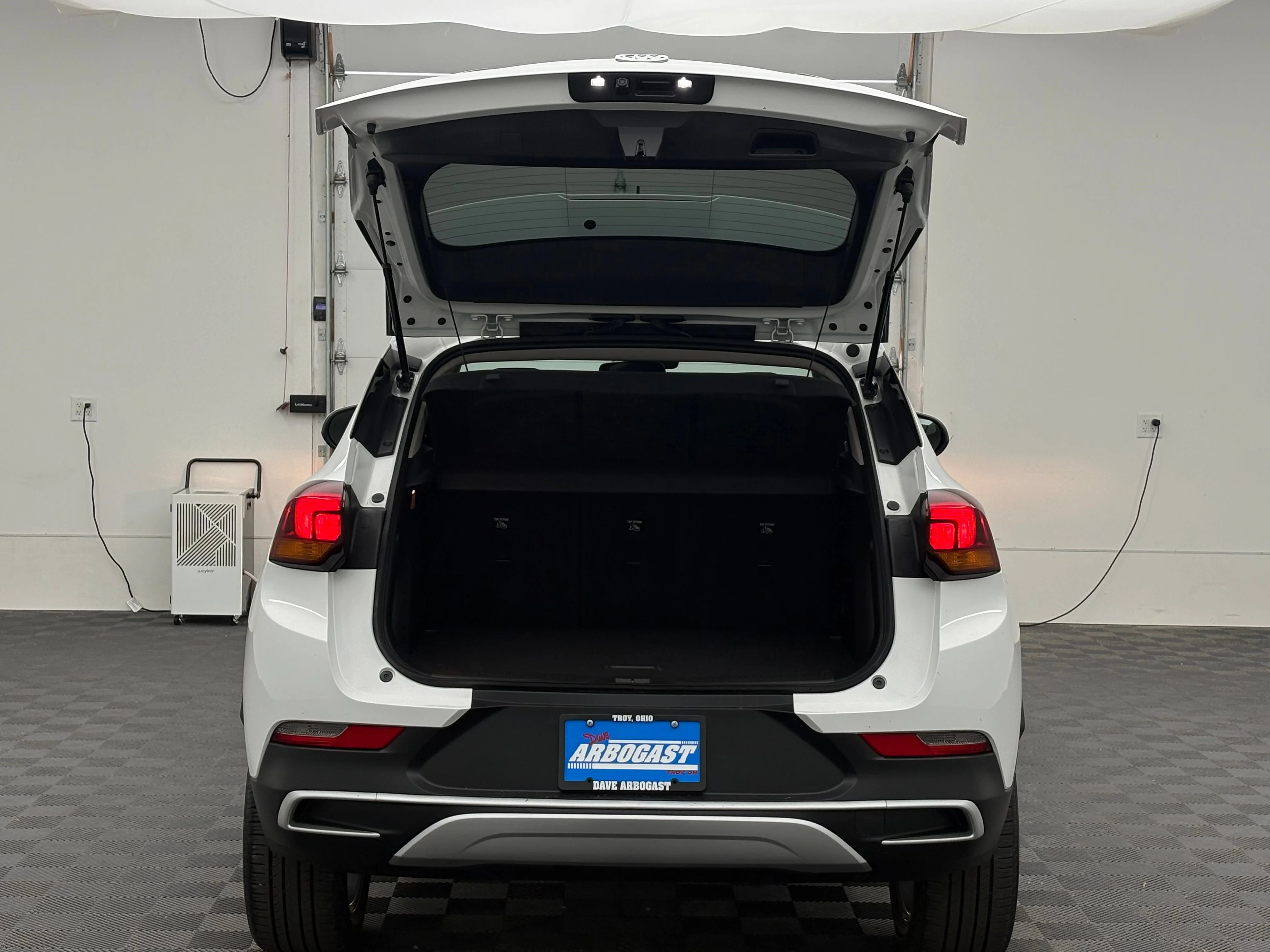 Used 2023 Summit White Buick Preferred image 9