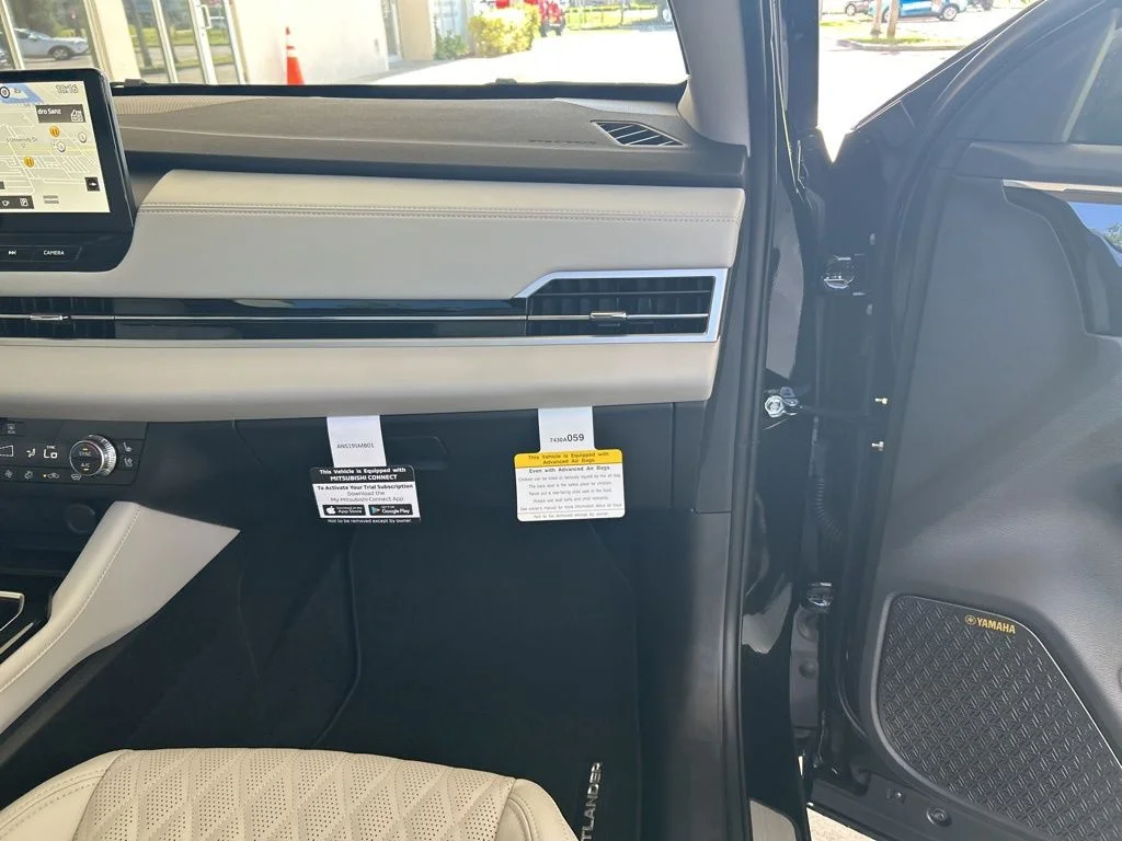 2025 Mitsubishi Outlander SEL Platinum Edition - Photo 24