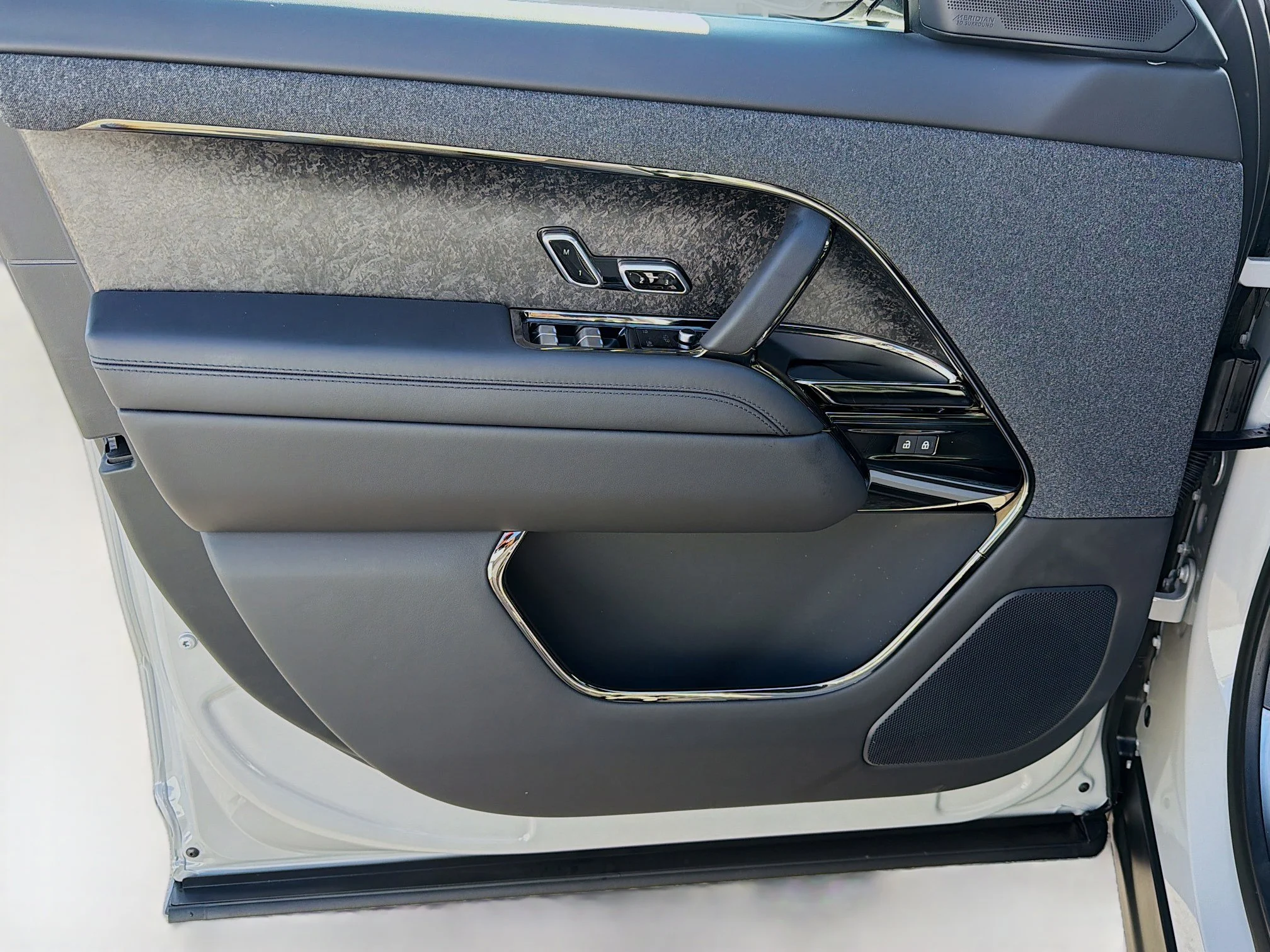 New 2026 Borasco Grey Metallic Land Rover Dynamic SE image 21