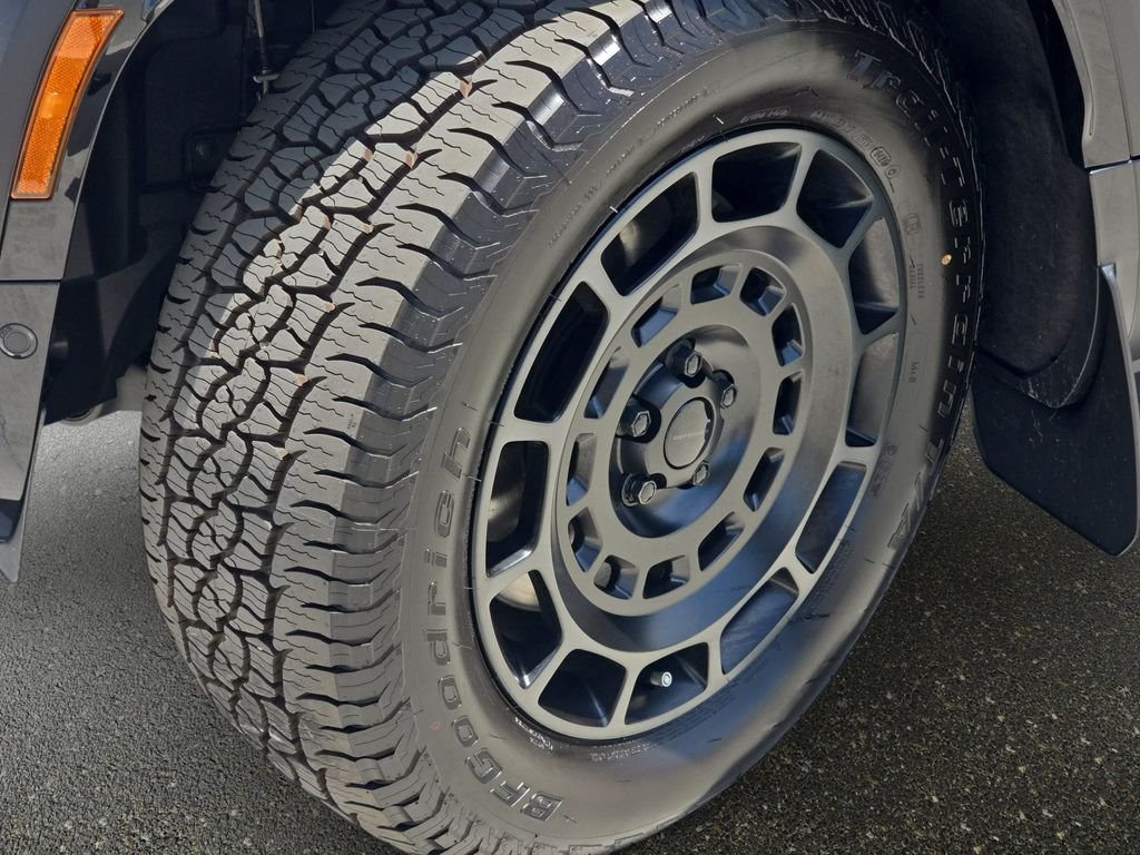 New 2026 Narvik Black Land Rover OCTA Black image 34