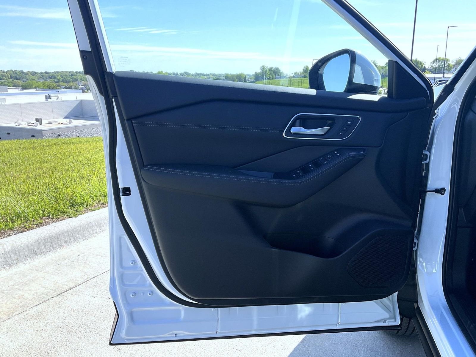 New 2026 Everest White Pearl TriCoat Nissan Platinum image 10
