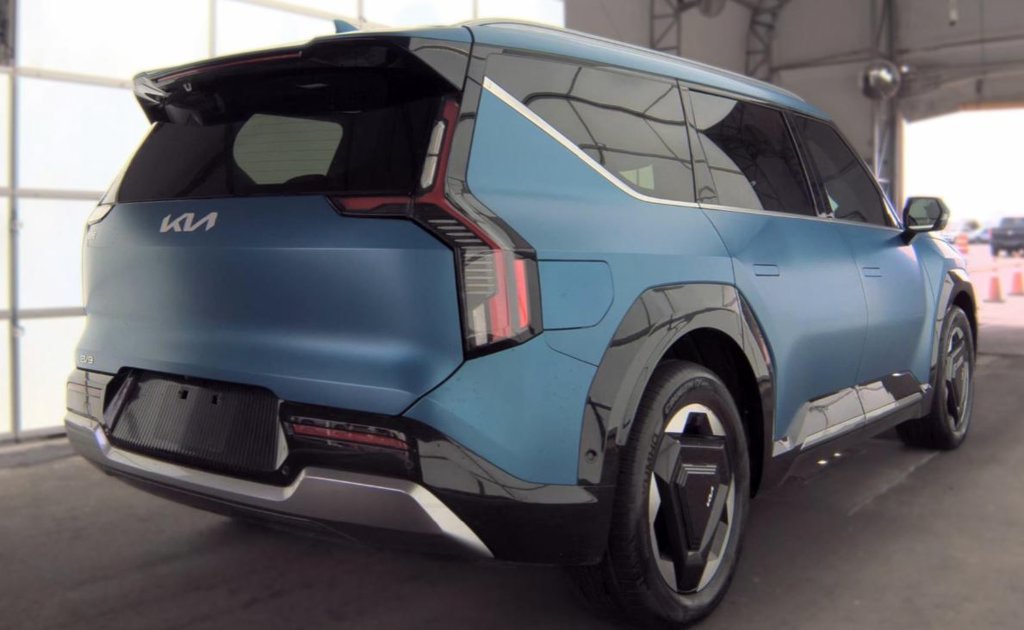 Used 2024 Blue Kia Land image 3