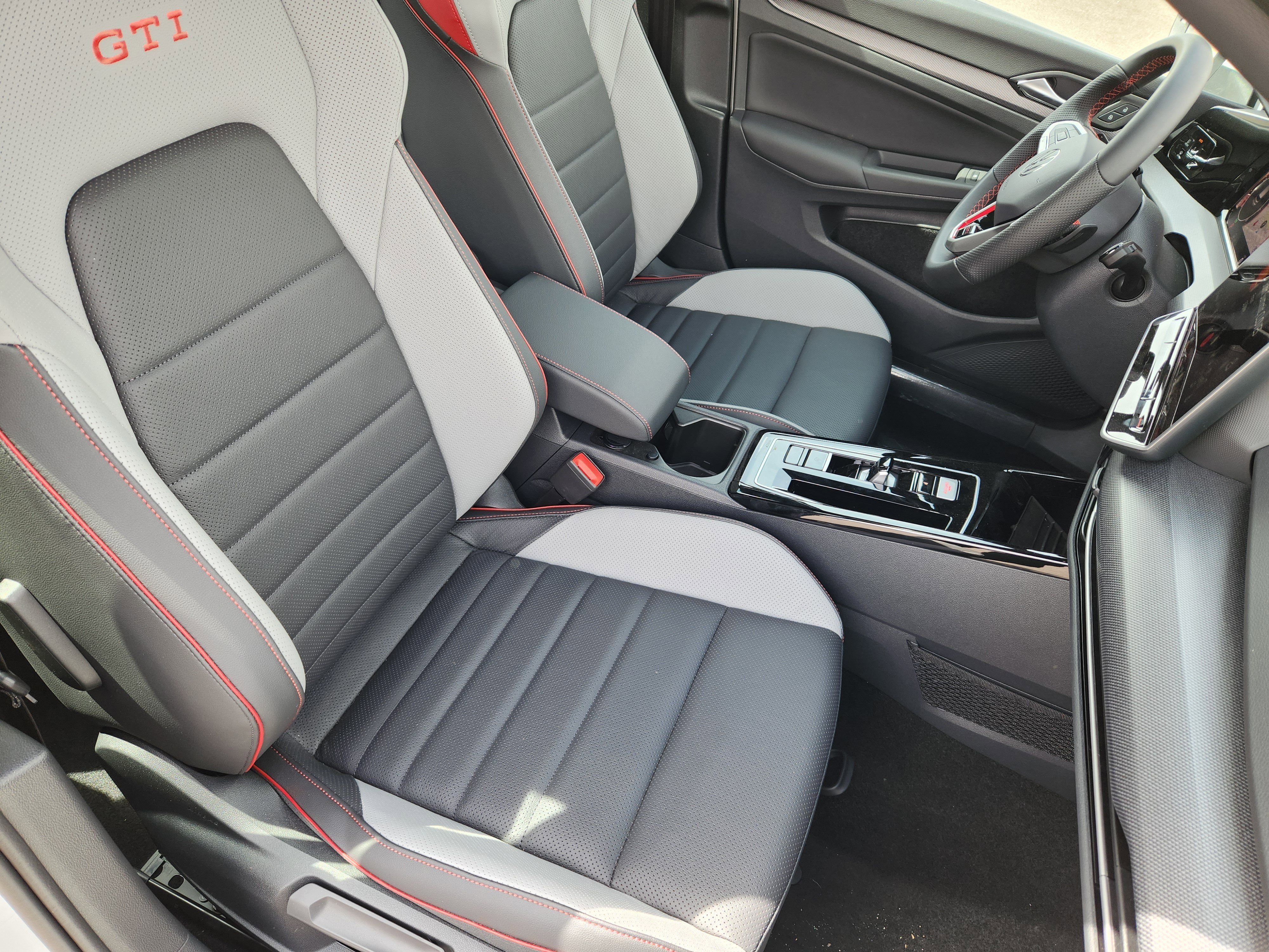 2025 Volkswagen Golf GTI SE - Photo 11