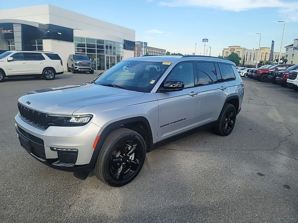 Used 2025 Silver Jeep Limited image 3