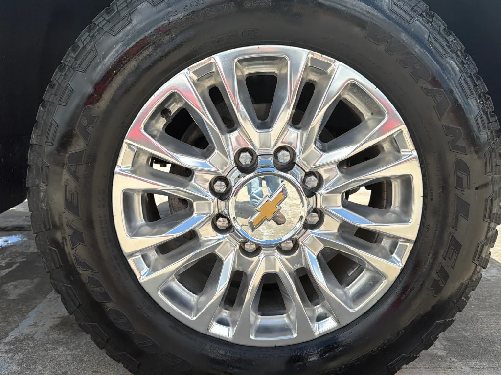 Used 2022 SILVER ICE METALLIC Chevrolet High Country image 40