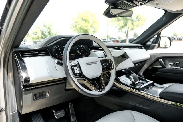 Used 2024  Land Rover Dynamic SE image 3