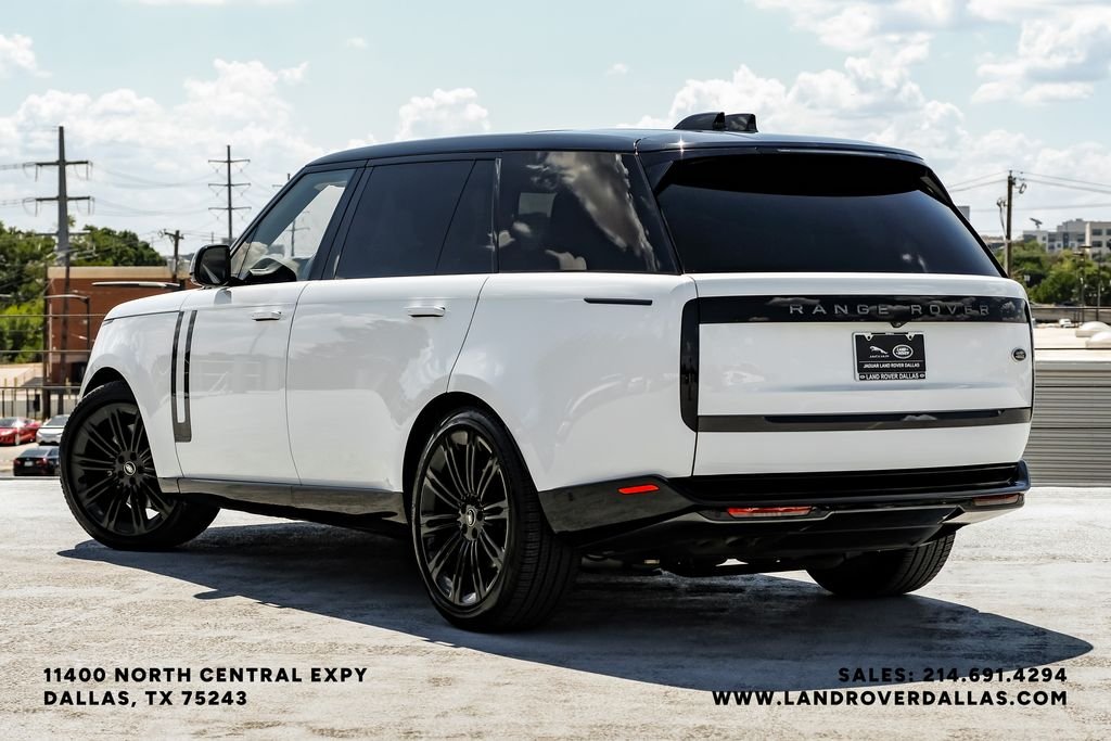 Used 2022 White Land Rover SE image 8