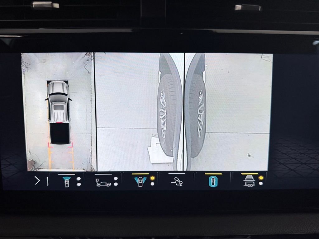 Used 2023 White GMC AT4 image 20