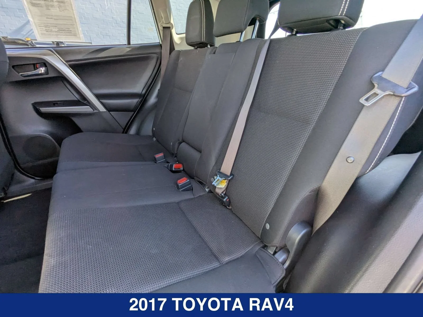 Used 2017  Toyota XLE image 21