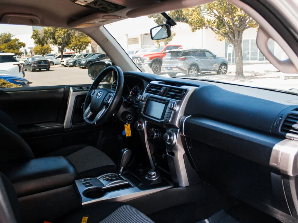 Used 2015 Classic Silver Metallic Toyota SR5 image 30
