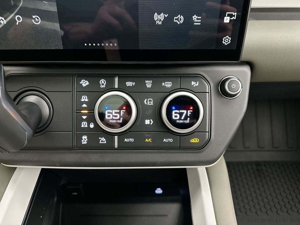 New 2026 Santorini Black Land Rover X-Dynamic SE image 13