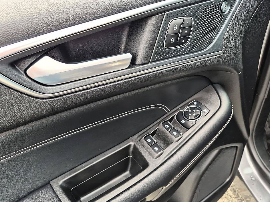 Used 2024  Ford Titanium image 13