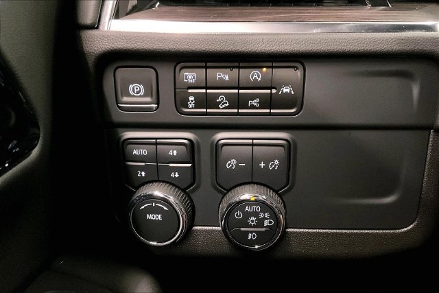 Used 2025 Black Chevrolet Z71 image 38