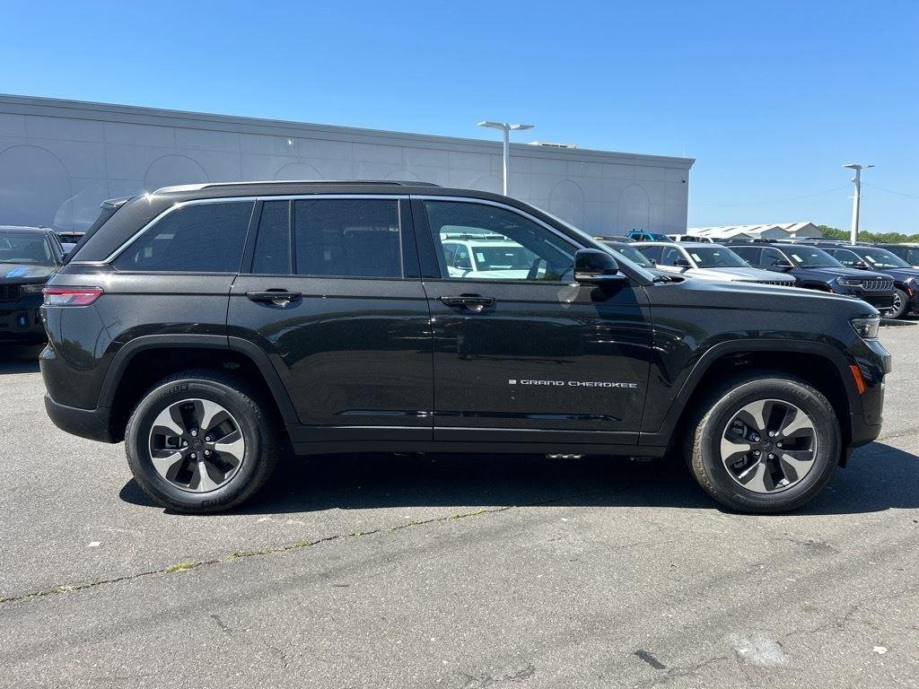 Used 2024 Rocky Mountain Pearlcoat Jeep  image 26