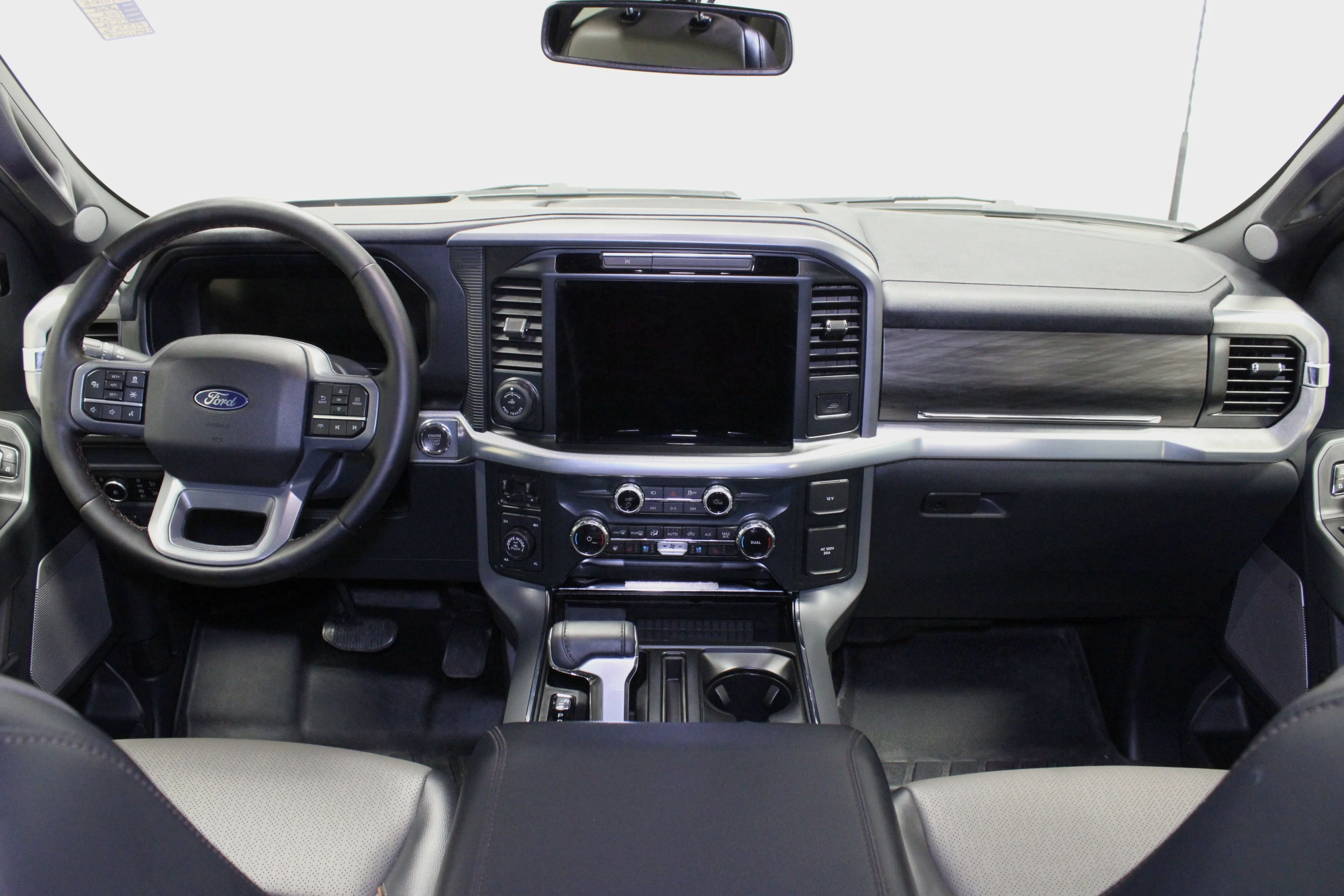 Used 2025 Star White Metallic Tri-Coat Ford LARIAT image 21