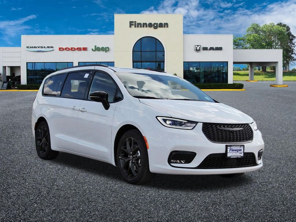 2026 Chrysler Pacifica Limited's photo