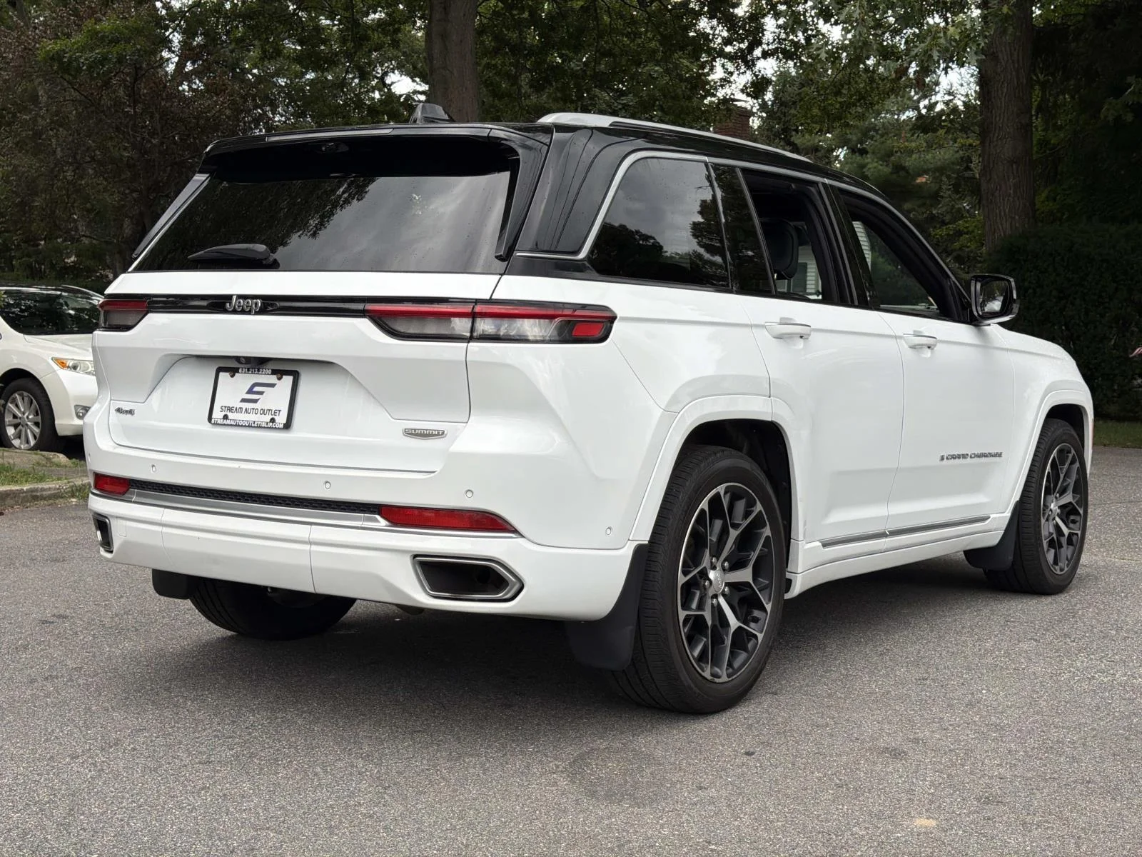 Used 2023 White Jeep Summit Reserve image 7