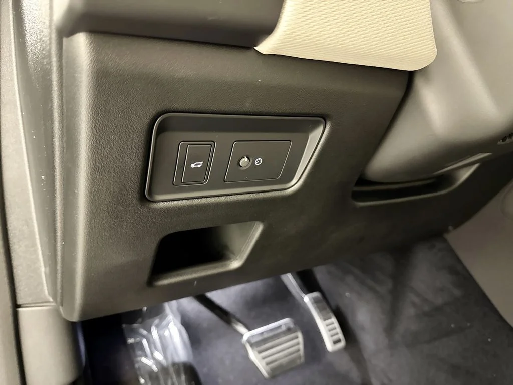 New 2026 Varesine Blue Land Rover Dynamic SE image 10