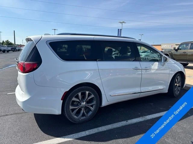Used 2017 Bright White Clearcoat Chrysler Limited image 9