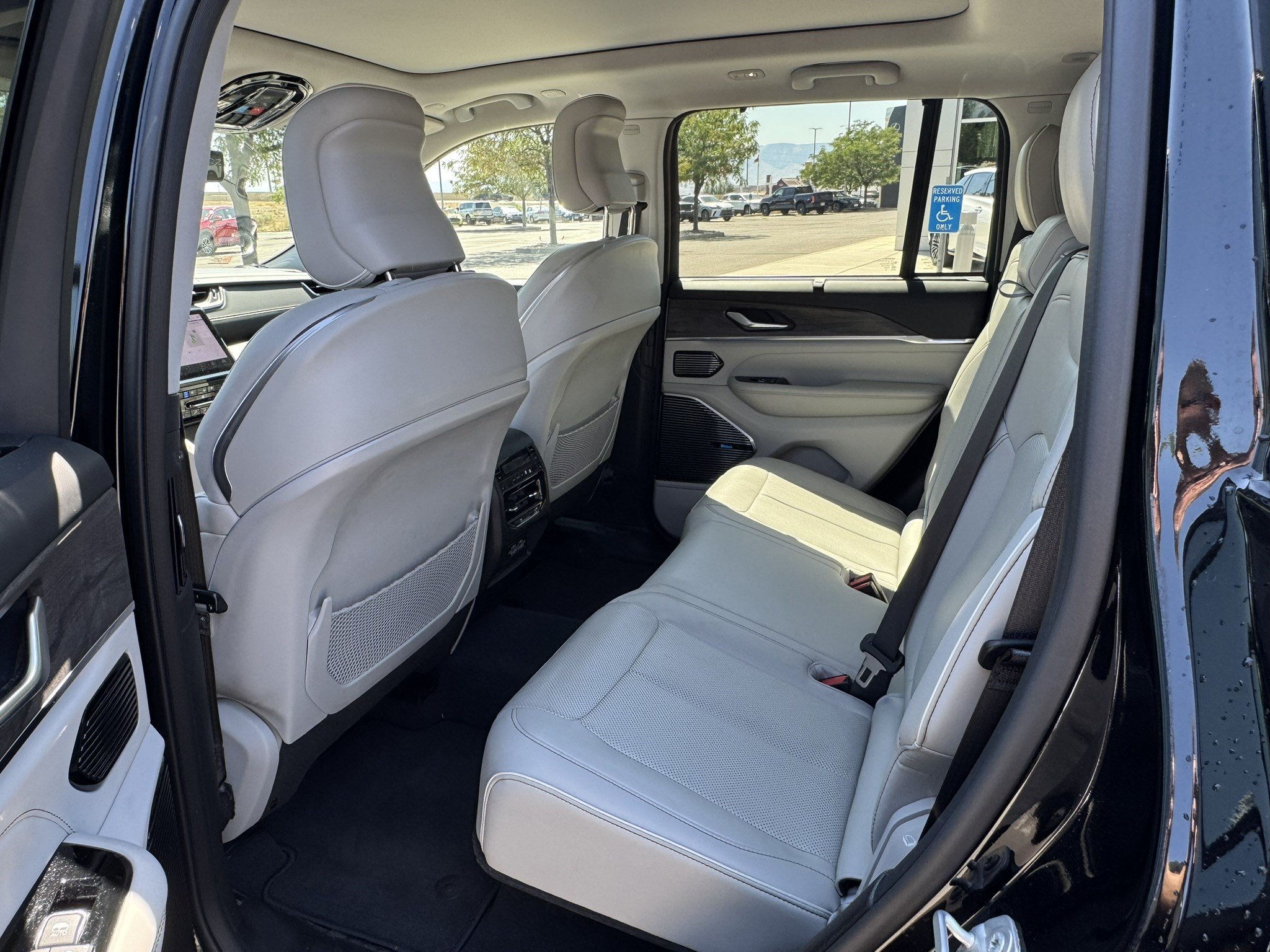 Used 2023 Diamond Black Crystal Pearlcoat Jeep Overland image 15