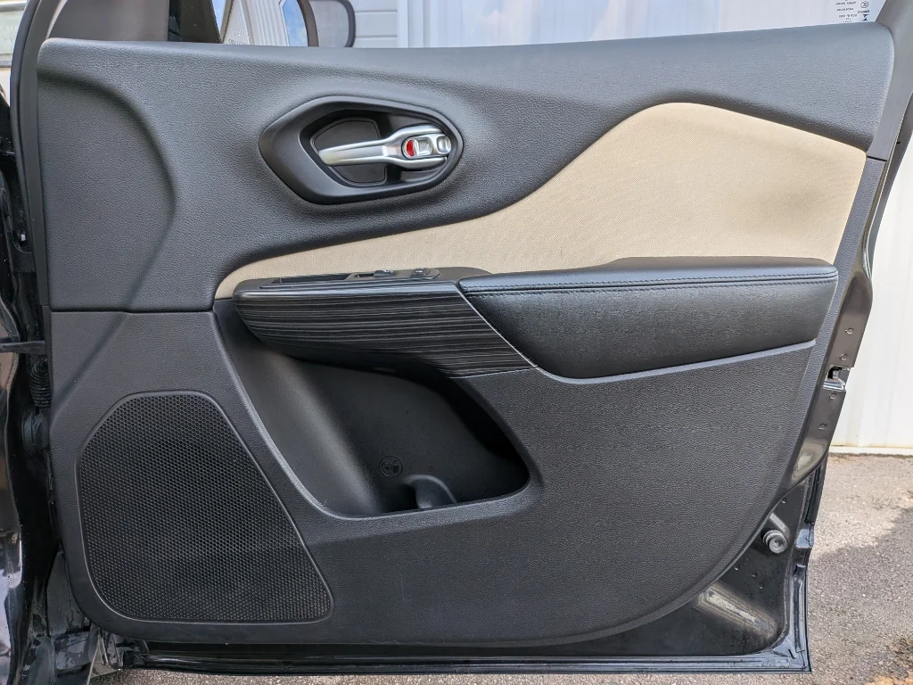Used 2015 Brilliant Black Crystal Pearlcoat Jeep Latitude image 20