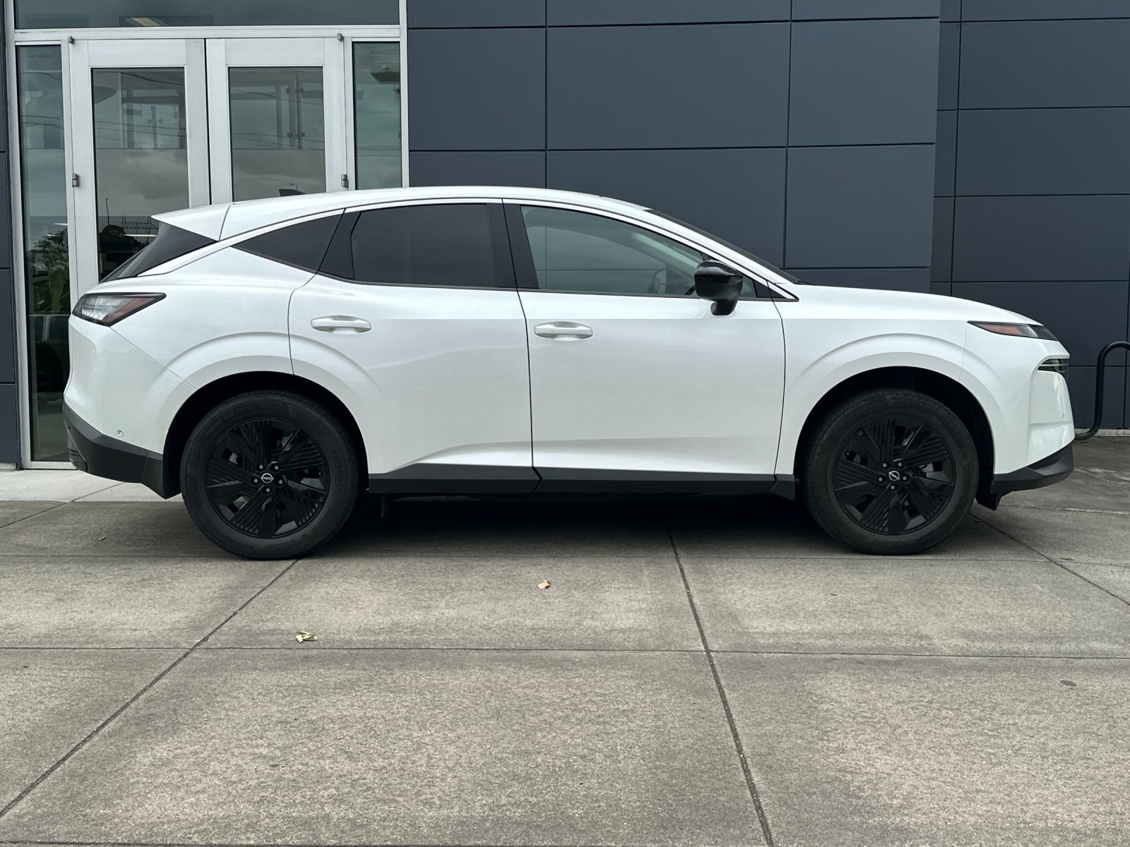 Used 2025 Everest White Pearl Tricoat Nissan SV image 3