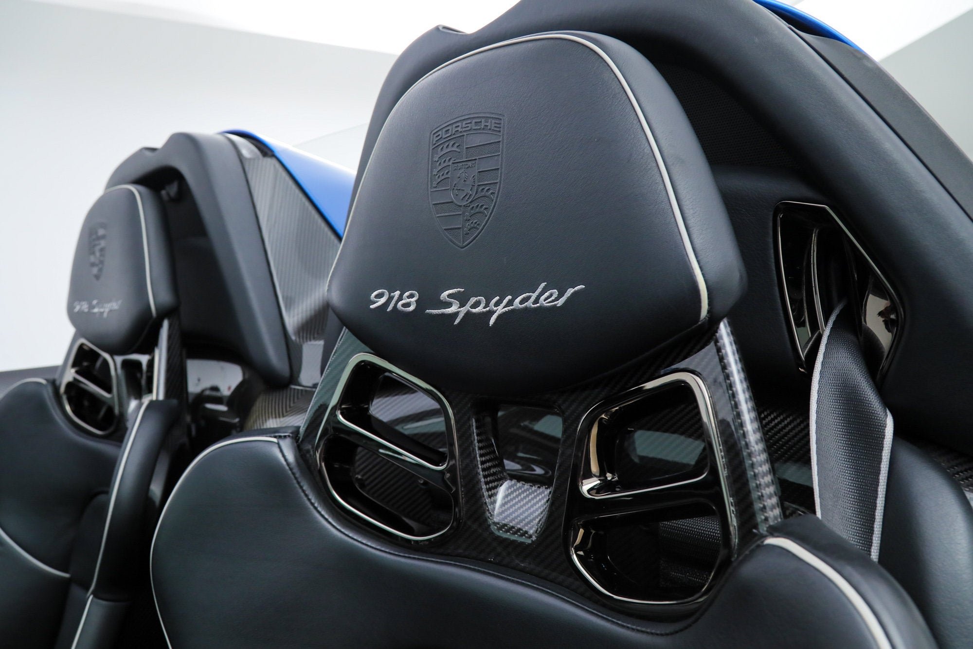 Used 2015 Blue Porsche  image 33