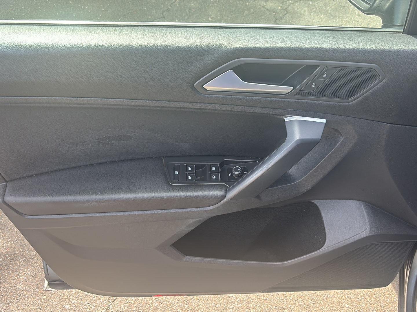 Used 2021 Platinum Gray Metallic Volkswagen SE image 10