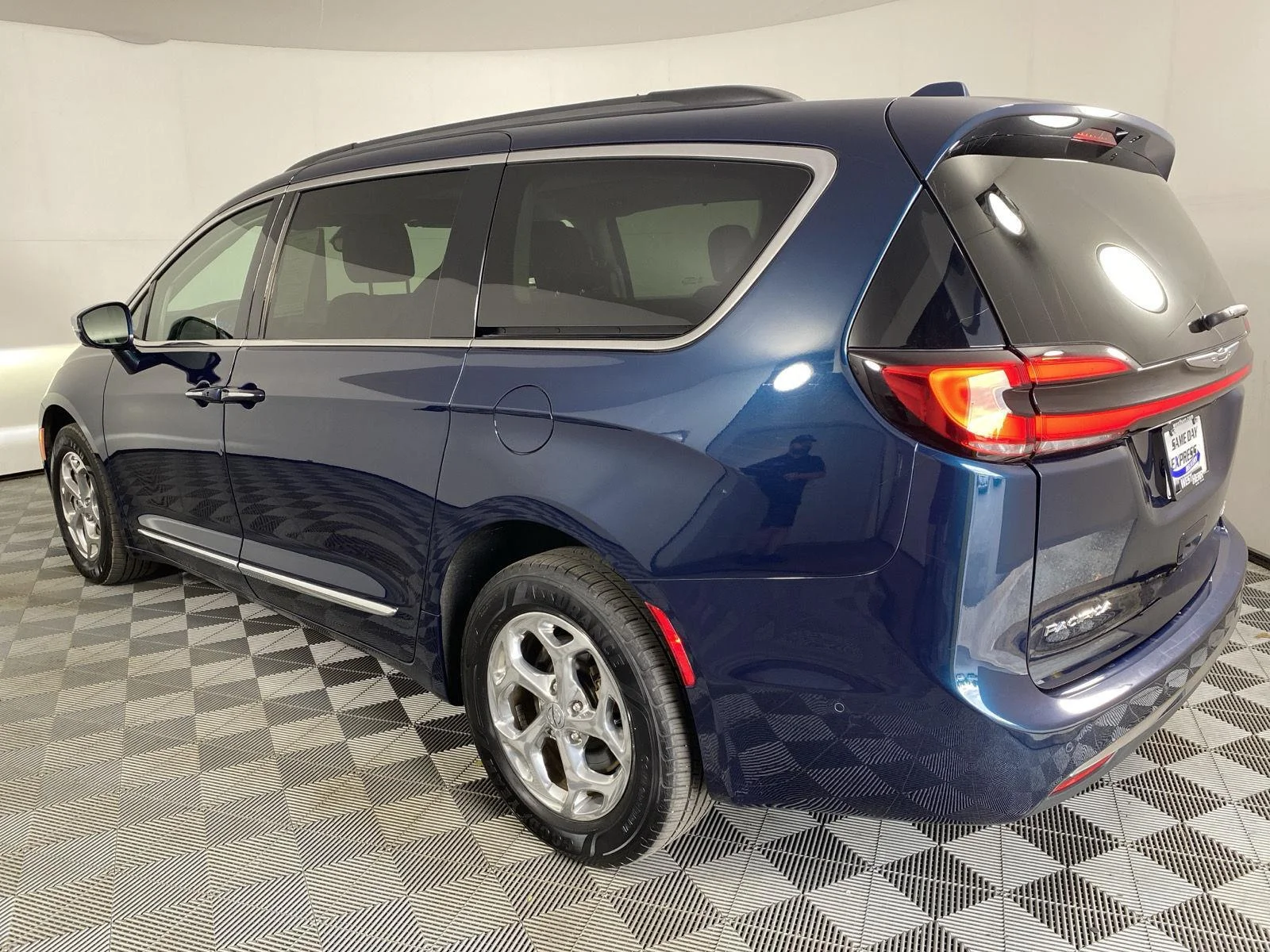 Used 2022 Fathom Blue Pearlcoat Chrysler Limited image 17