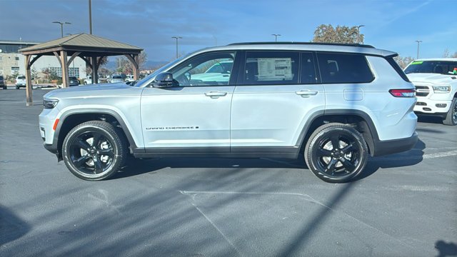 New 2025 Silver Zynith Exterior Paint Jeep Limited image 6