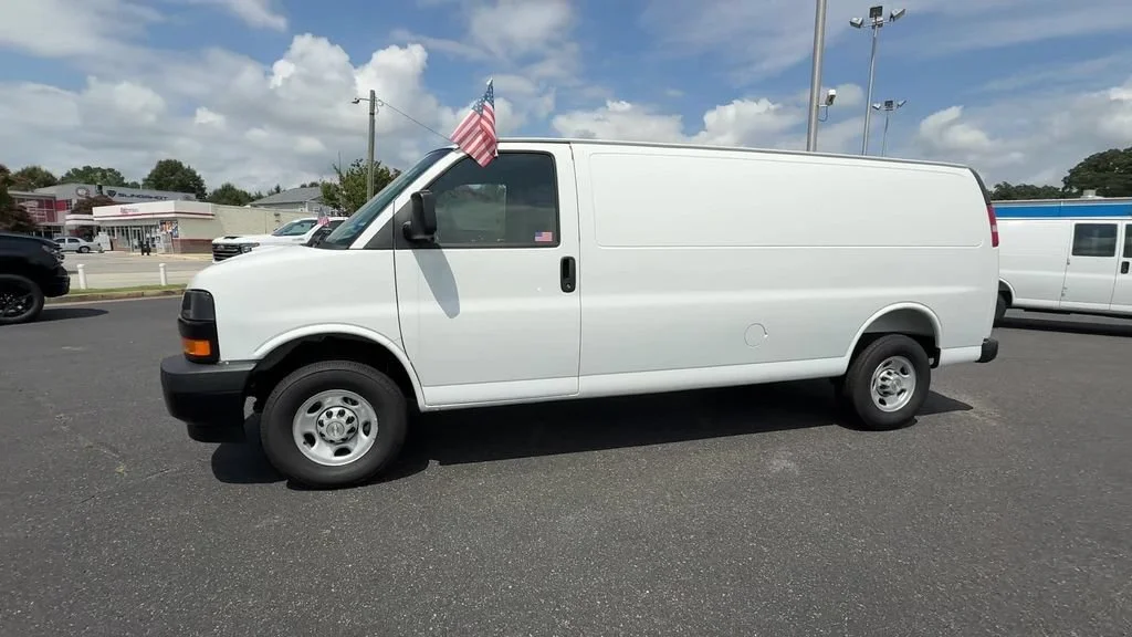 New 2026 Summit White Chevrolet WT image 3