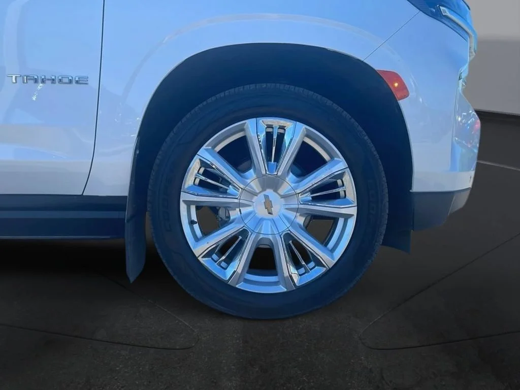 Used 2021 Iridescent Pearl Tricoat Chevrolet High Country image 29