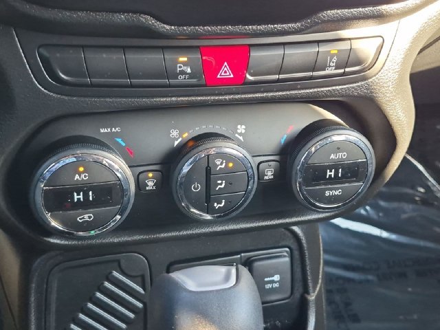 Used 2017 Red Jeep Latitude image 21