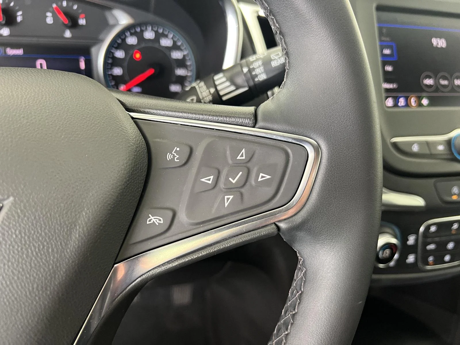 Used 2024 Summit White Chevrolet LT image 11