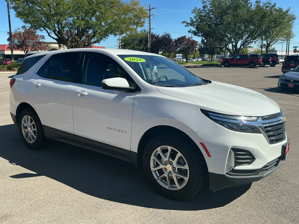 Used 2024 Summit White Chevrolet LT image 3