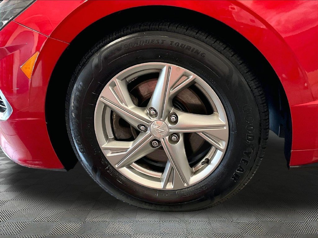 Used 2022 Red Hyundai SE image 7