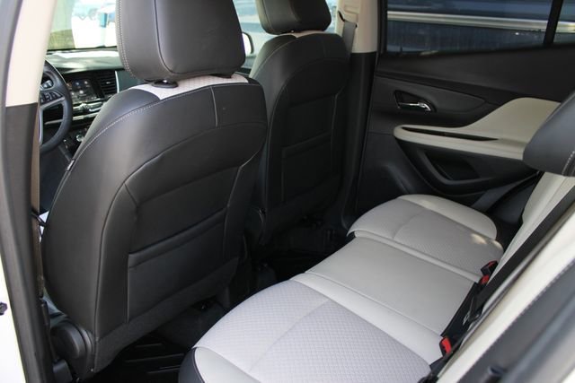 Used 2022 White Frost Tricoat Buick Preferred image 22