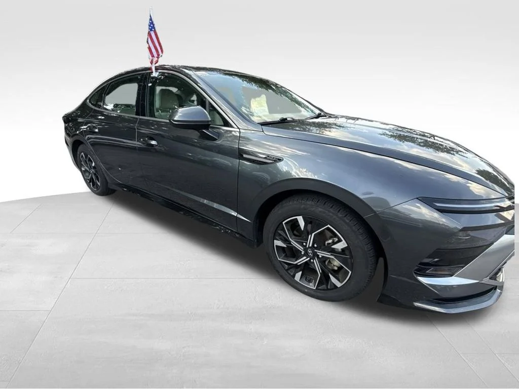 Used 2025 Gray Hyundai SEL image 9