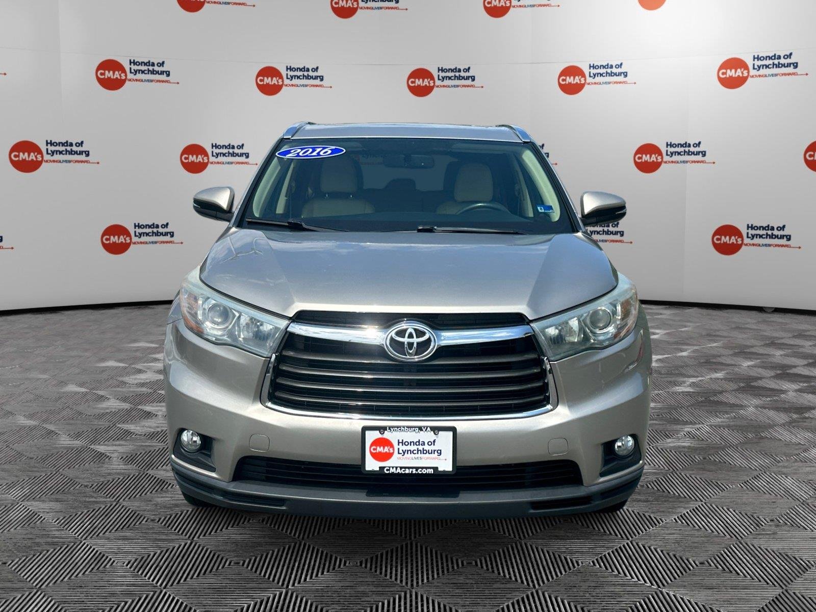 Used 2016 Creme Brulee Mica Toyota XLE image 8