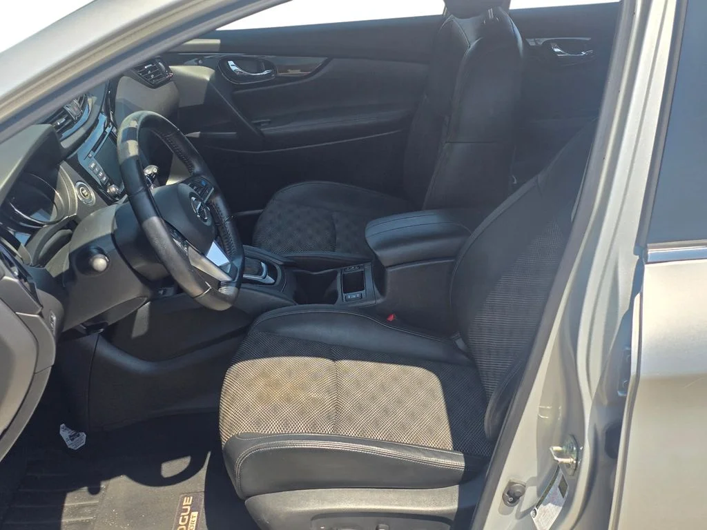 Used 2022 Silver Nissan SV image 12