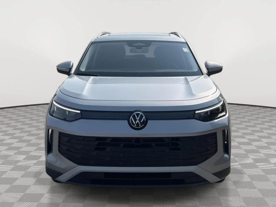 Certified Used 2025 SILVER Volkswagen SE image 3