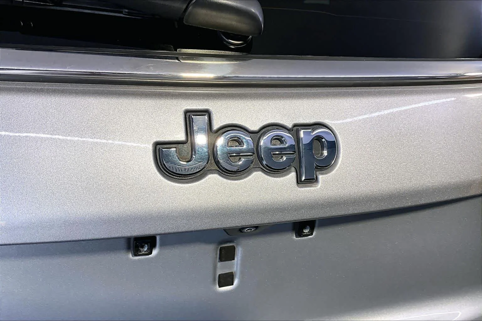 Used 2022 Billet Silver Metallic Clearcoat Jeep Latitude image 33