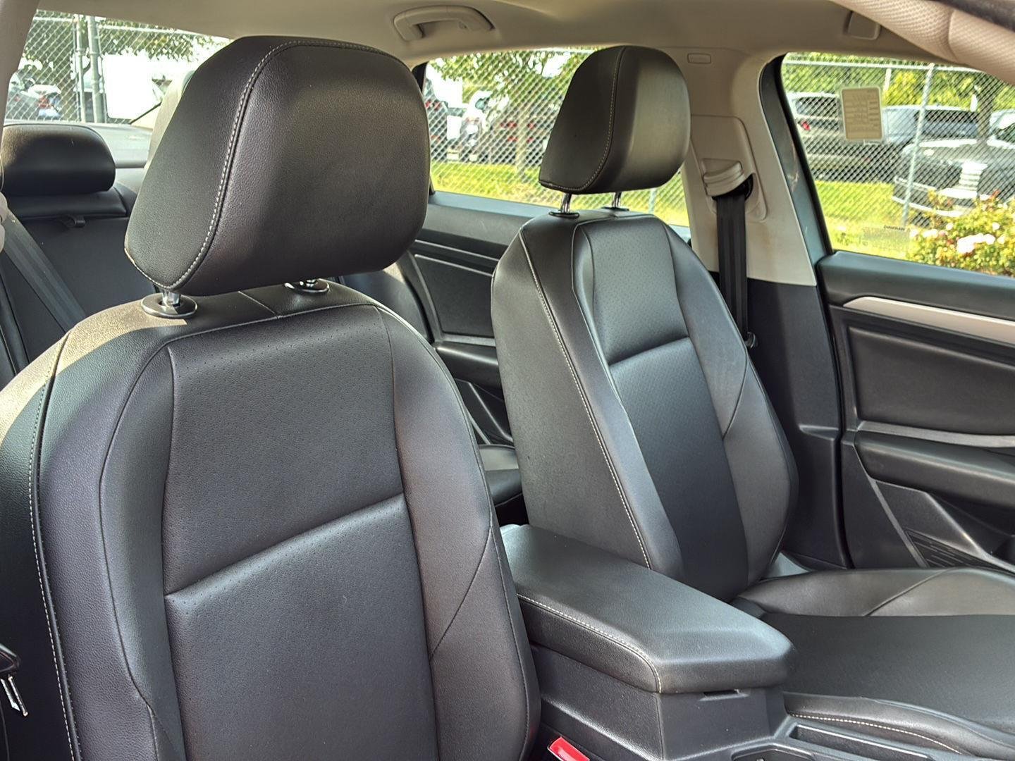 Used 2019 Platinum Gray Metallic Volkswagen SE image 12